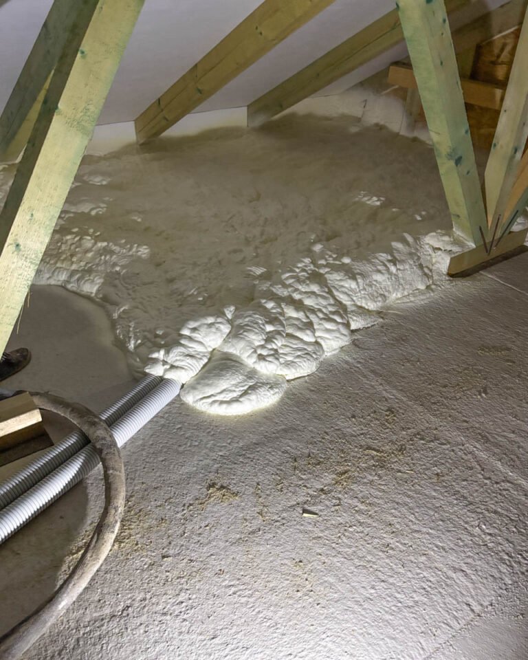 Purhabos szigetelés folyamatban beton födémen – Debrecen