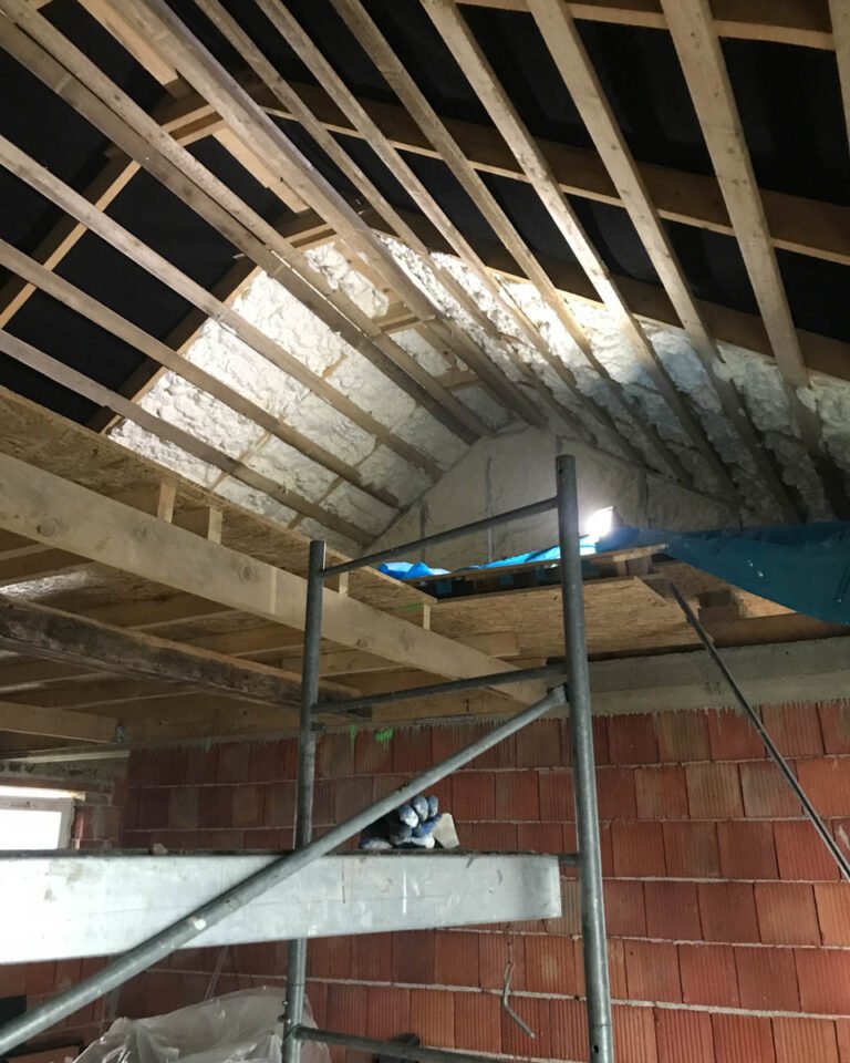 Tetőtér szigetelés 15 cm purhabbal – modern energiatakarékos megoldás