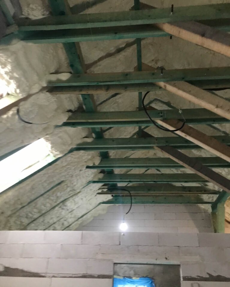 Nyitott cellás purhab szigetelés galériás családi házban – elkészült tetőtér