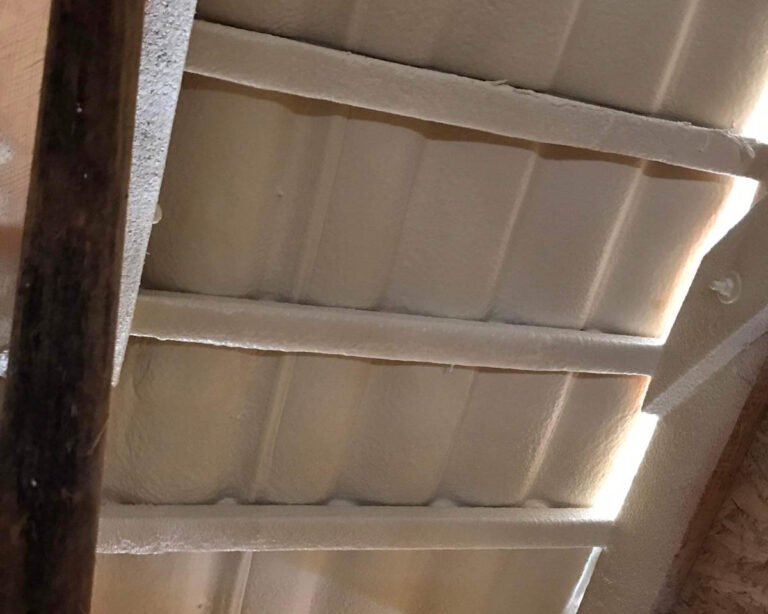 Tetőszigetelés cserepes lemez alatt – 5 cm zárt cellás purhab felhordás